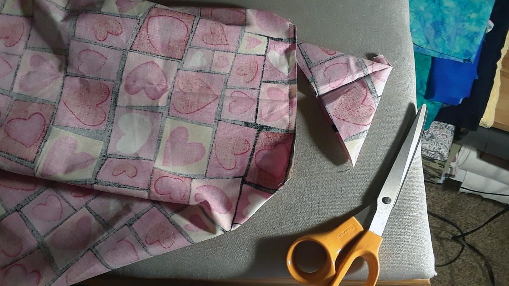 Cutting off the corner point after sewing