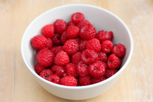 bowl of raspberries